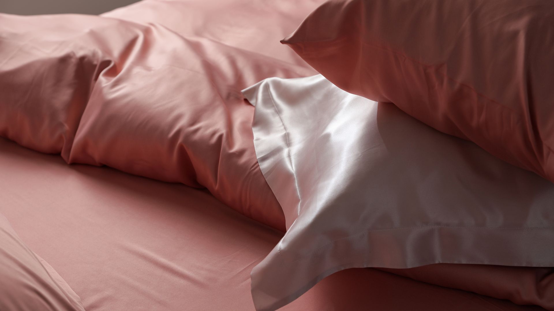 Best 5 Silk Pillowcases in 2026 – Ava's Review